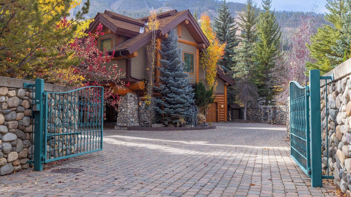 Ketchum House | Yellowstone-Inspired Luxury: Warm Springs Mansion Retreat