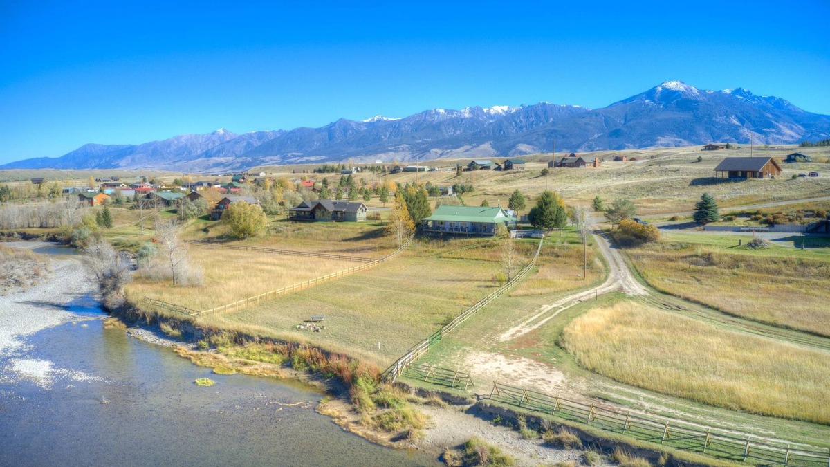 Livingston House | Yellowstone River House with guest house