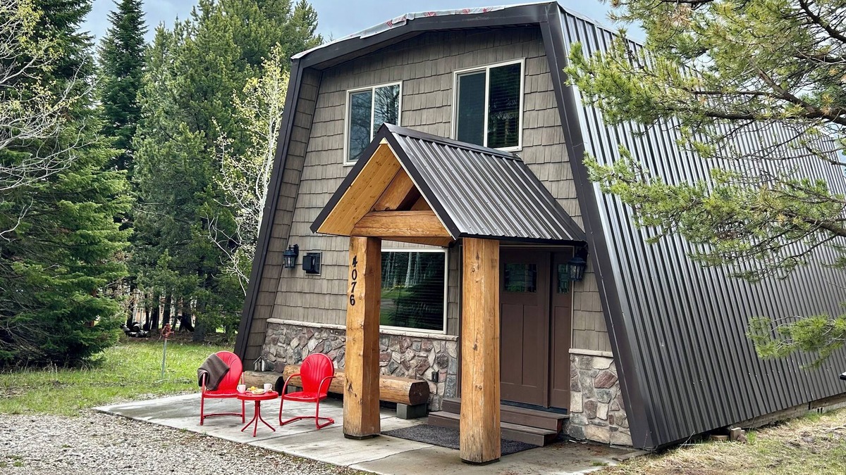 Island Park Cabin | YELLOWSTONE's PREMIER CABIN CLEAN& SPACIOUS KITCHEN with Fireplace, Dog Friendly