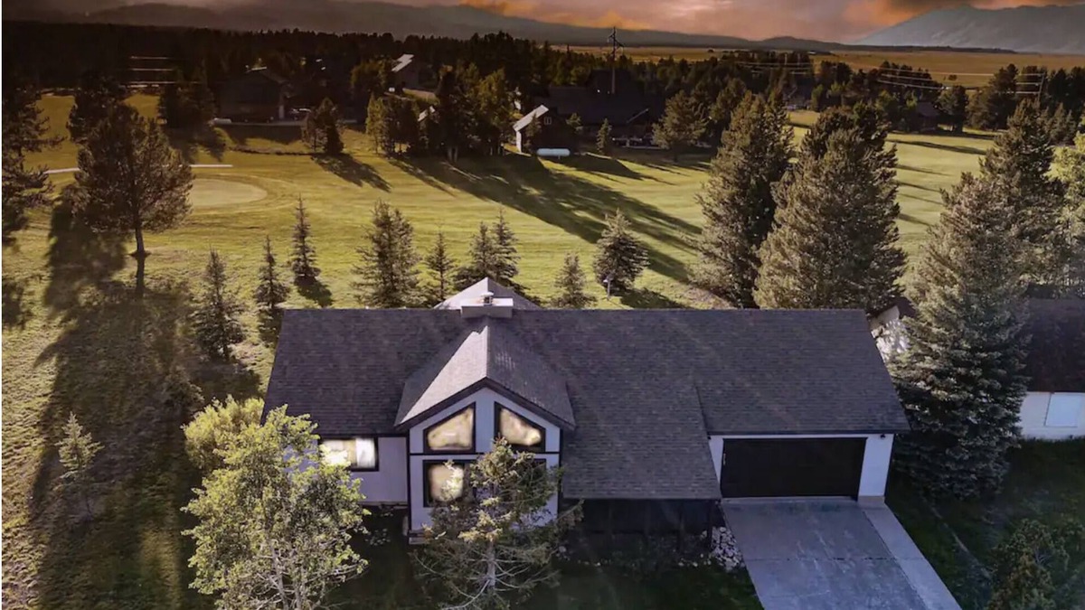 Island Park Cabin | Yellowstone Sunset Lodge+Hotub+AC+WiFI+20 mins to Yellowstone's West Gate