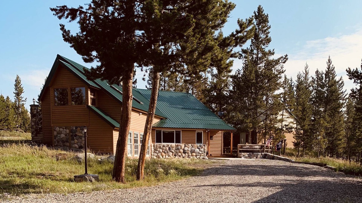 Dubois House | Yellowstone/Union Pass Log Cabin Retreat