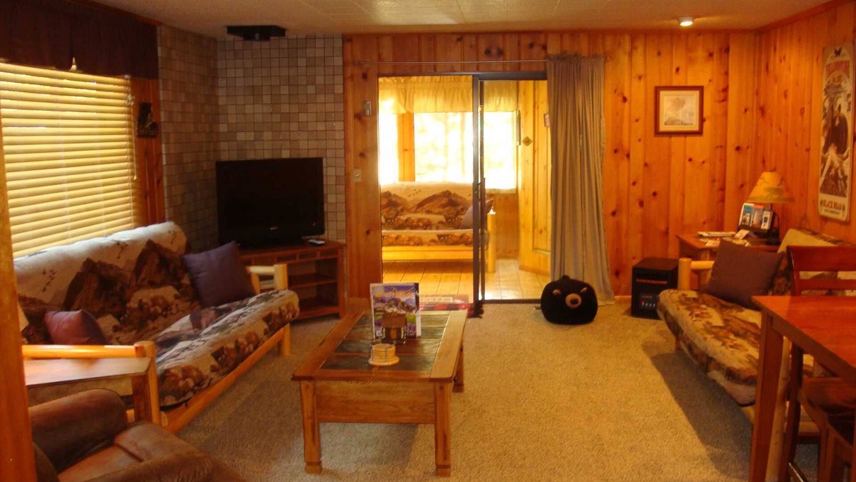 West Yellowstone Cabin | Yellowstone Wildlife Cabins - Bear Cabin - sleeps up to 7 - less than a mile to Yellowstone!