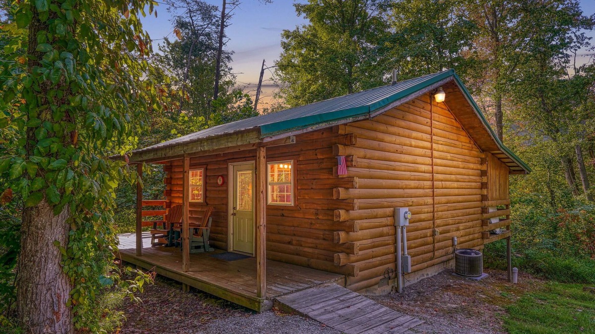 South Bloomingville Cabin | Yesteryear: Private + Handicap accessible couples cabin in Hocking with hot tub!