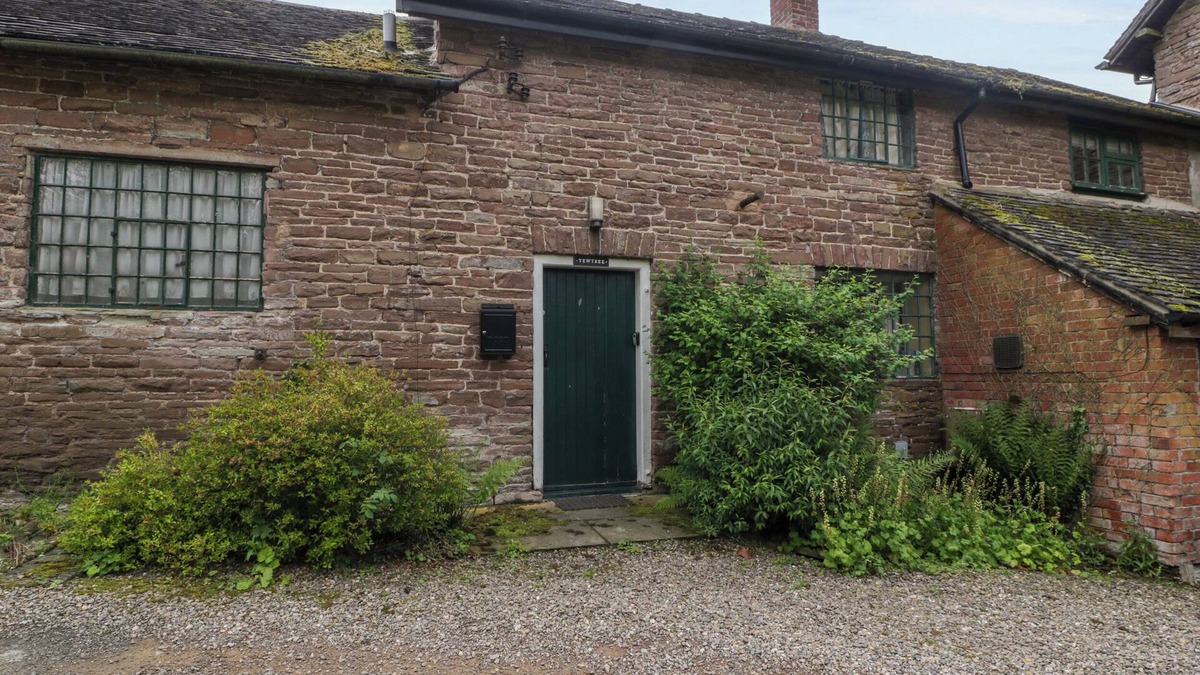 Docklow Cottage | YEW TREE COTTAGE, pet friendly, with open fire in Leominster