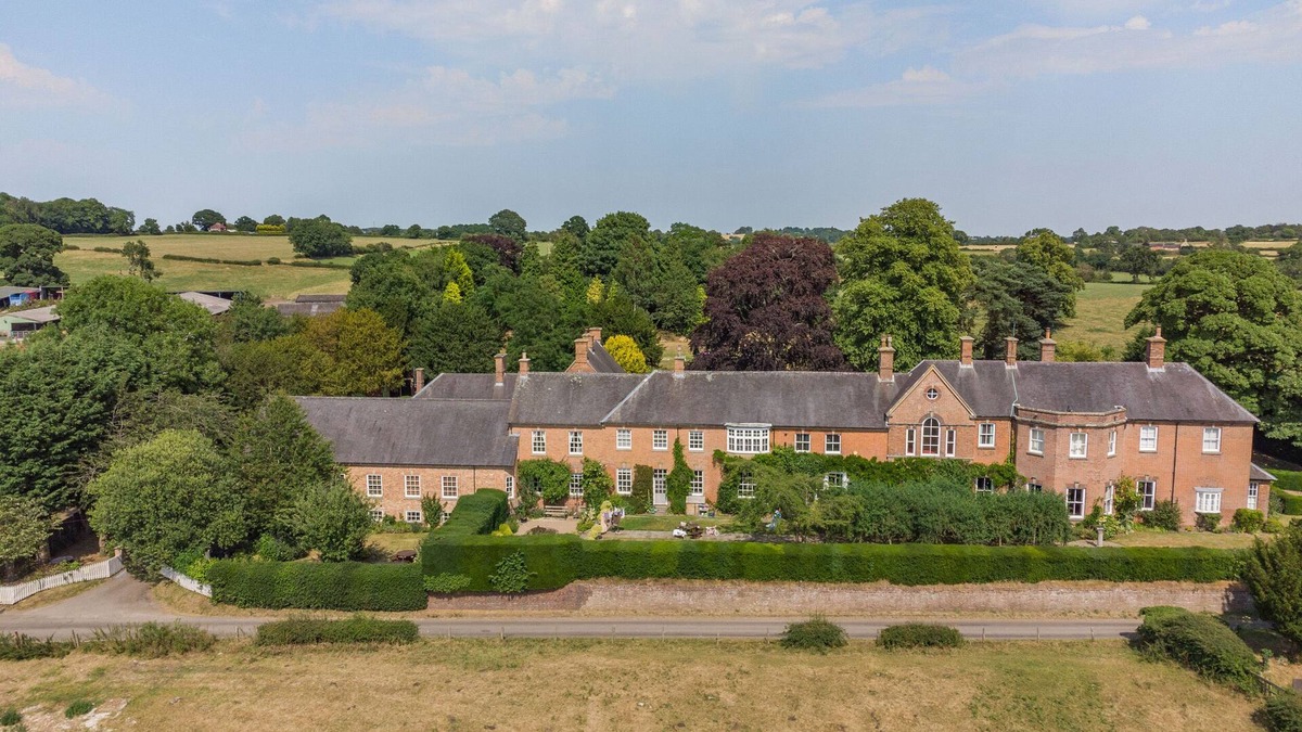 Hulland Ward Cottage | YEW TREE NOOK, family friendly, with hot tub in Ashbourne