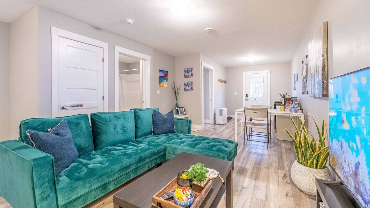 Elmsdale Apartment | YHZ Cheerful Private Unit 10 min to Airport