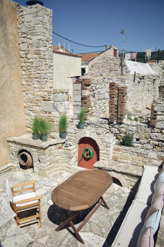 Kalamoti House | Yi artistry 1-bedroom medieval holiday house