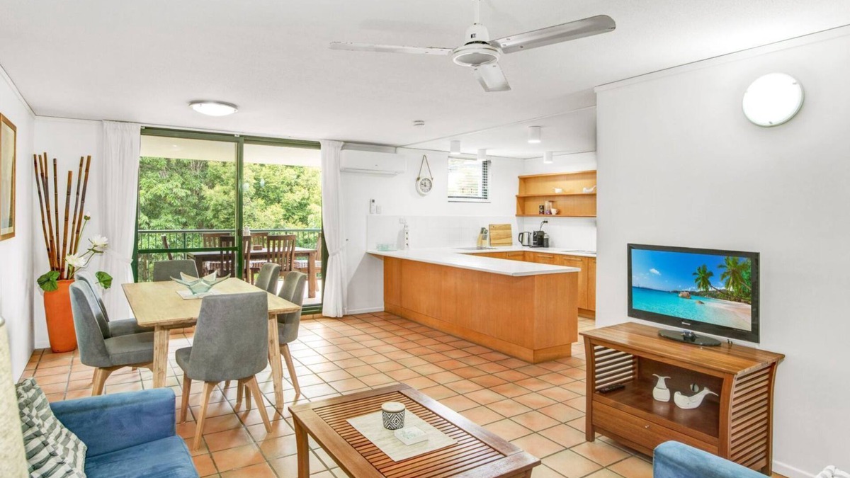 Rainbow Beach Apartment | Yiningie Apartment- Baden 9 - Rainbow Shores. Swimming pool, walk to beach, air conditioned