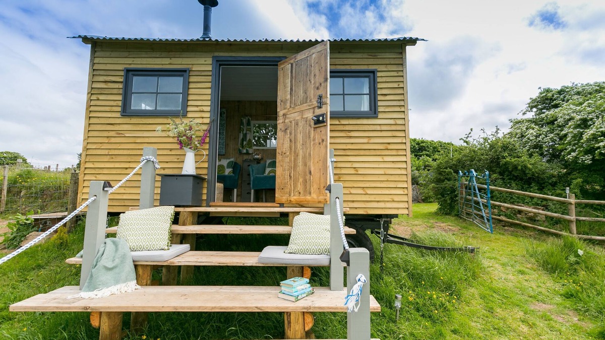 Llanerchymedd Cottage | Ynys Hideout - a dog that sleeps 2 guests in 1 bedroom