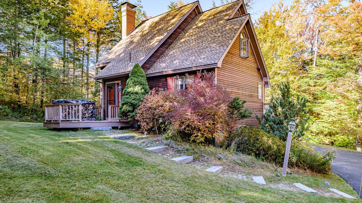 Sunday River Area House | Yogi's Hideaway - Cozy Ski Cabin With-in walking distance to Sunday River Ski Resort!