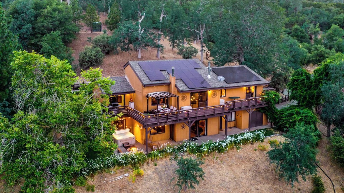 Oakhurst House | Yosemite 5BR Lodge w/Hot Tub, Game Room & EV