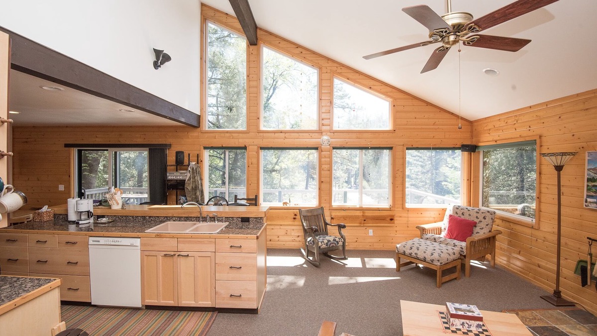 North Wawona Cabin | Yosemite Riverside Retreat - Gorgeous Views! Wood burning Stove!