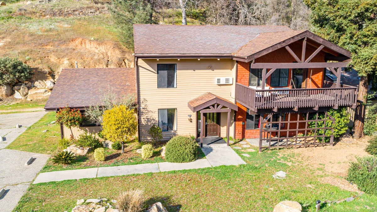 Coarsegold House | Yosemite Rustic Oasis Sleeps 30, Spacious, and Easy to Find