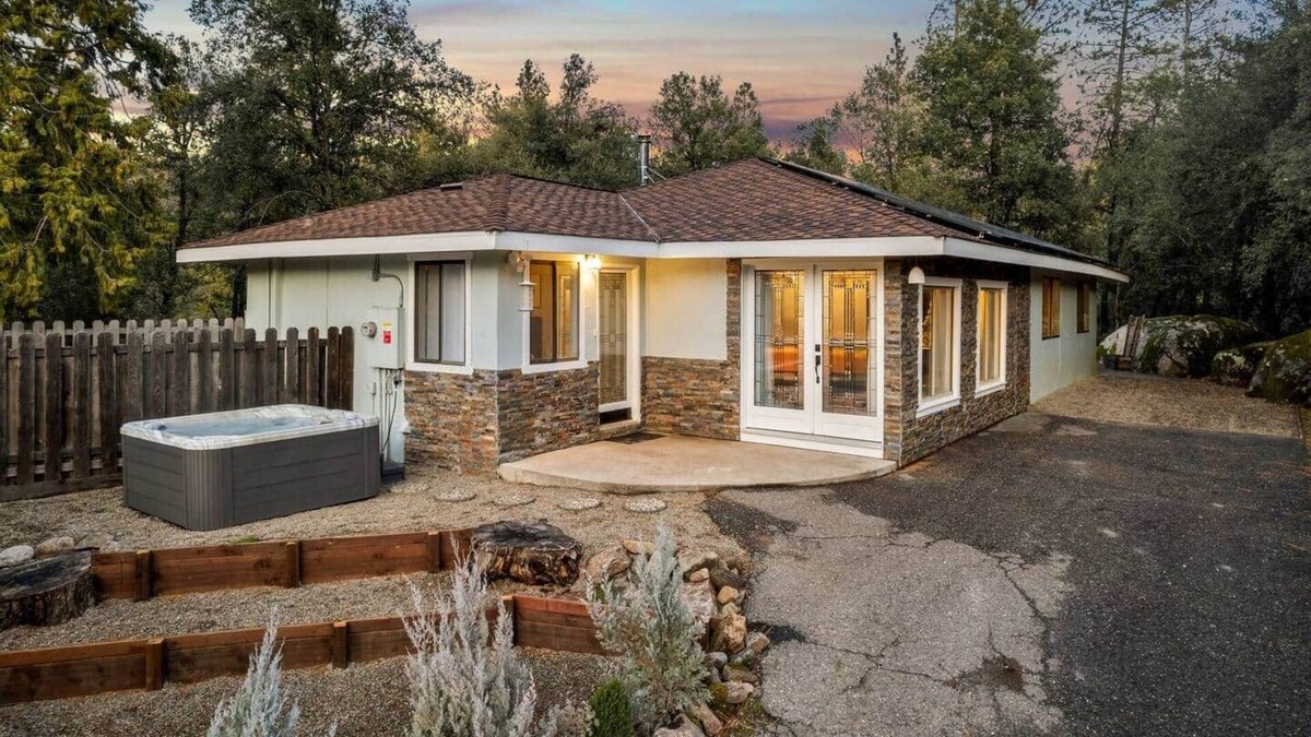 Sonora House | Yosemite Stargaze Hot Tub*2 Decks*Game Room*4 TVs