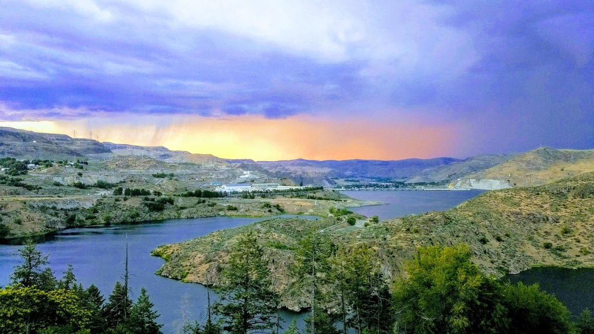 Grand Coulee House | You can see the fireworks from the comfort of the Dam house deck.