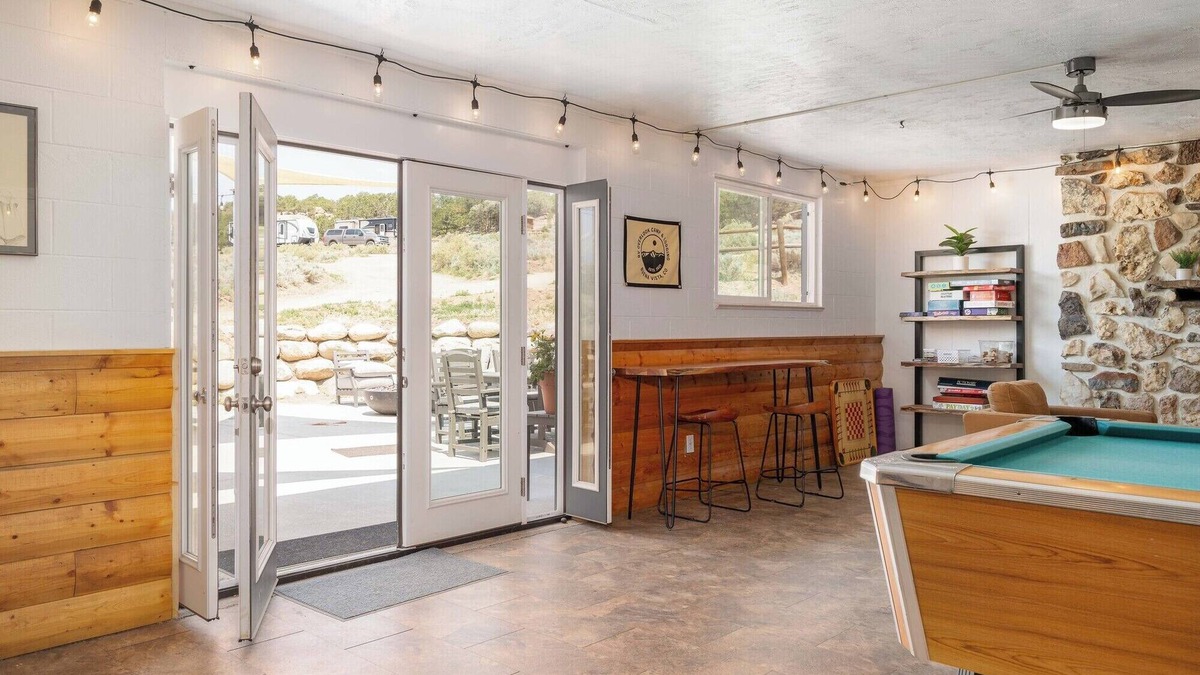 Buena Vista Cabin | You don’t have to be a nature aficionado to enjoy glamping! Make memories in the great outdoors. Sleeps 2 in queen bed. Site includes a picnic table and outdoor fire pit.