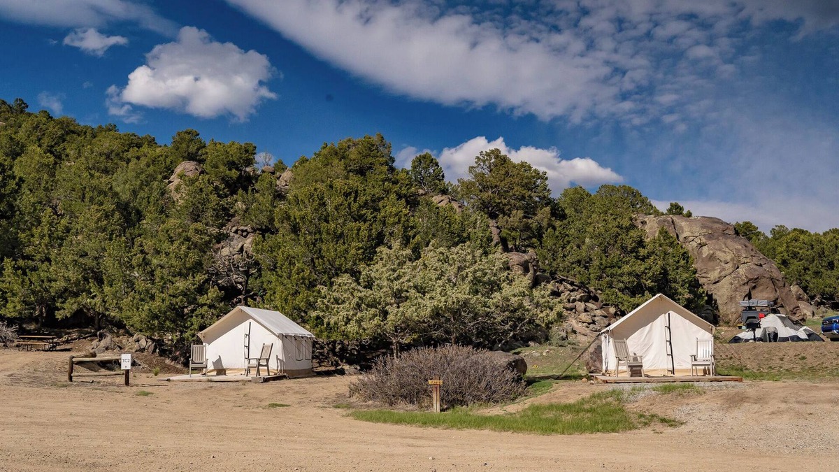 Buena Vista Cabin | You don’t have to be a nature aficionado to enjoy glamping! Make memories in the great outdoors. Sleeps 2 in queen bed. Site includes a picnic table and outdoor fire pit.
