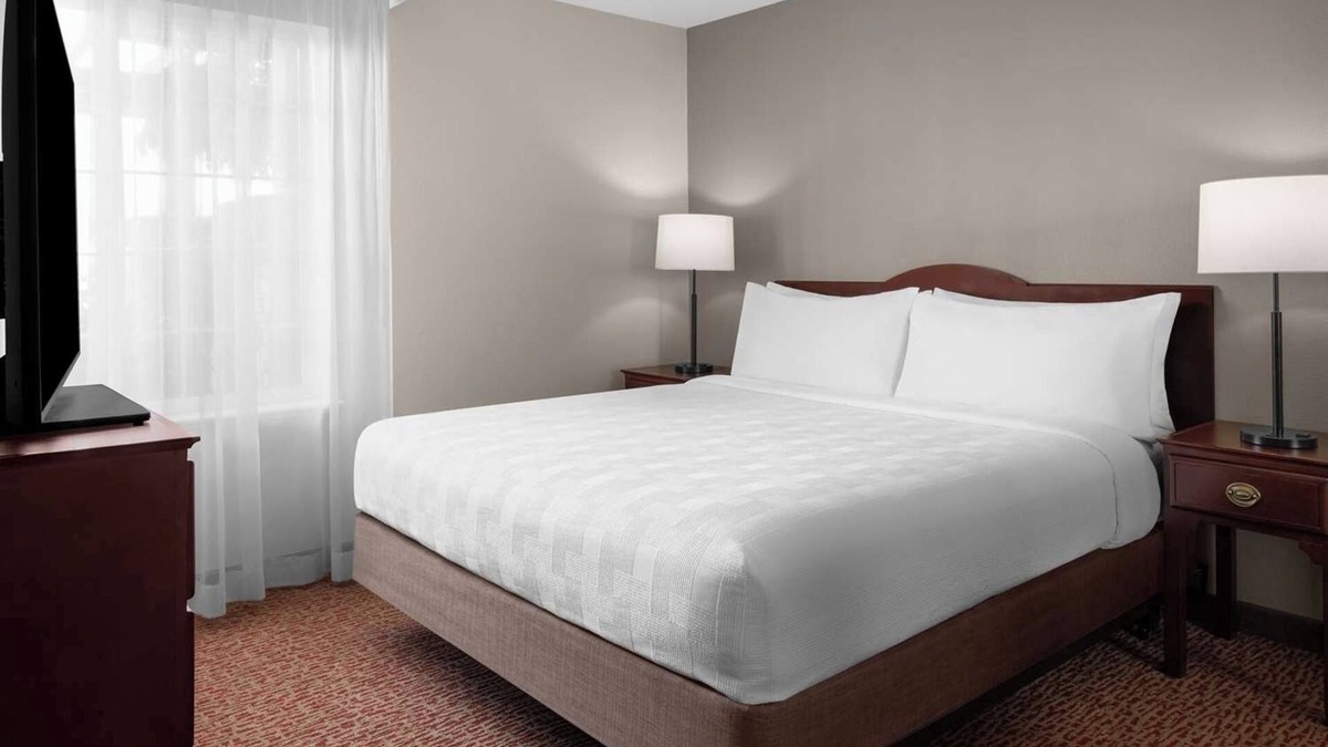 East Lake Hills Hotel | You Found it! Spacious 1BR Suite w/Separate Living Area, Free Breakfast!