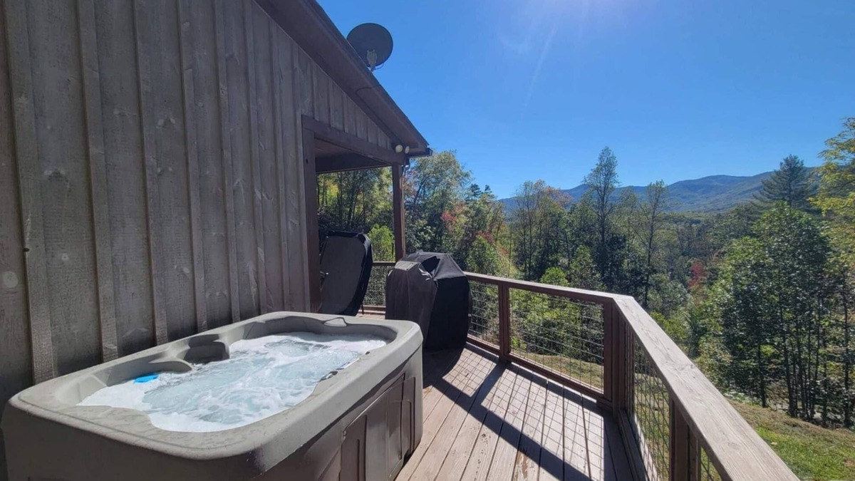 Whittier Cabin | You found it! WCU, Casino, Dog friendly, HOT TUB