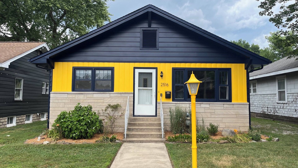 Terre Haute House | You'll love your stay at the Azul Abode centrally located in Terre Haute!