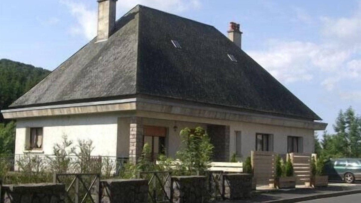 Egliseneuve-d'Entraigues House | You're fond of nature, lakes, cows ! you've just found a house for your holidays