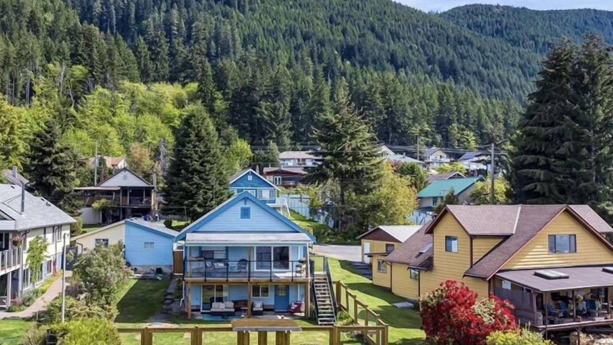 Youbou House | Youbou Lakefront Getaway: Relax And Unwind