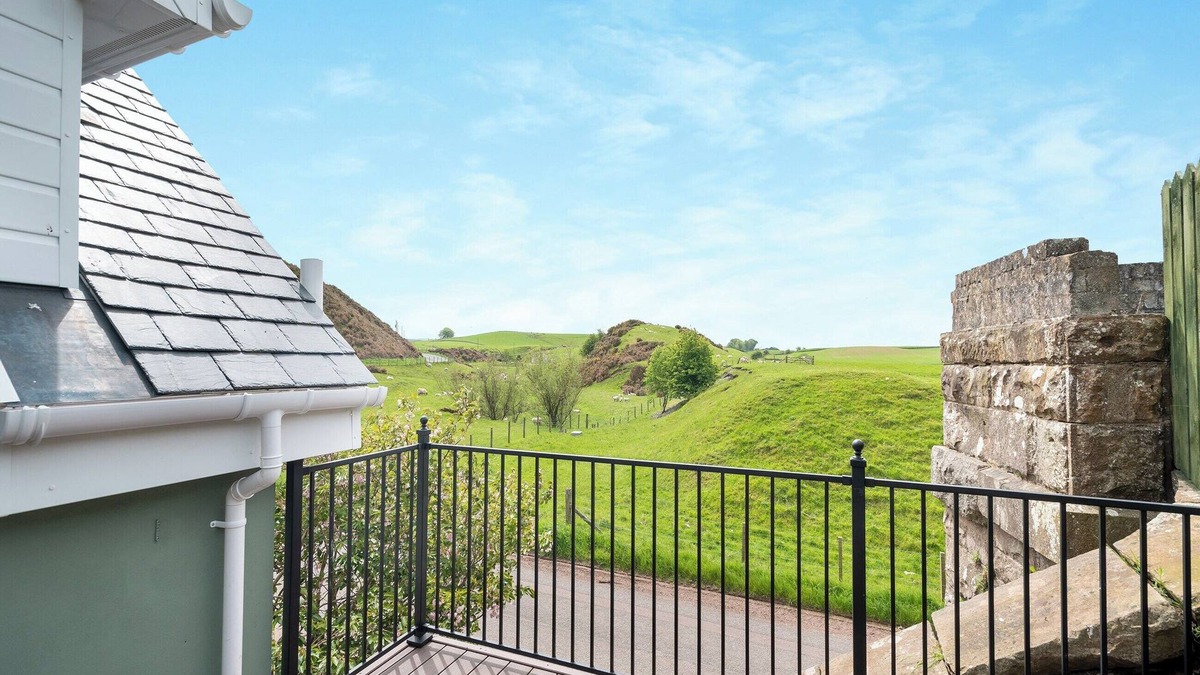 Lanark Cottage | You’ll love the luxury feel that this beautiful home away from home offers.