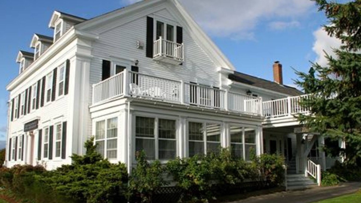 Camden Hotel | Youngtown Inn & Restaurant