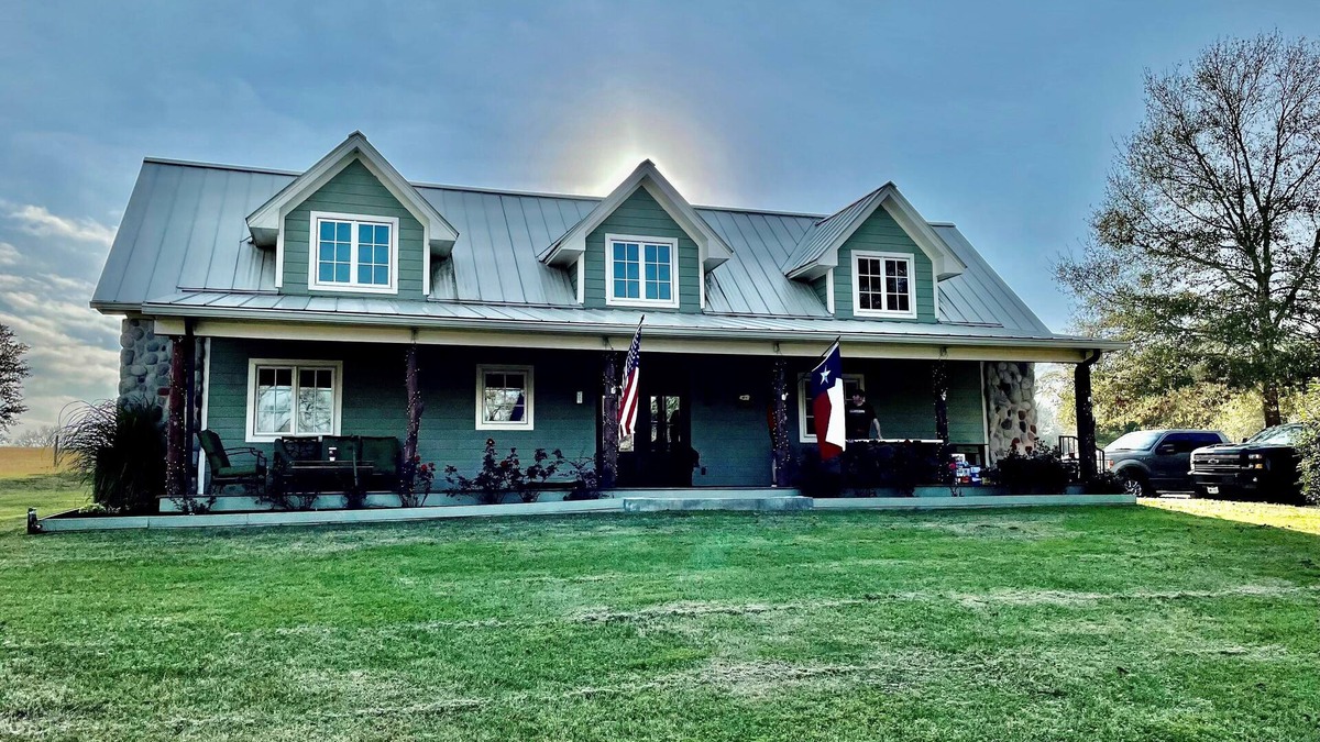 Brenham House | Your 12 Acre Farmhouse Retreat - Relax and Unwind by the Campfire and Pond
