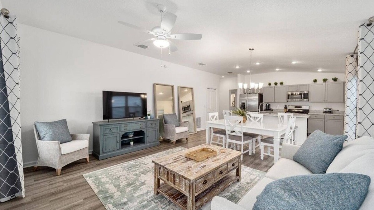 Okahumpka House | Your 2BR Escape: Golf, Games, and Getaways
