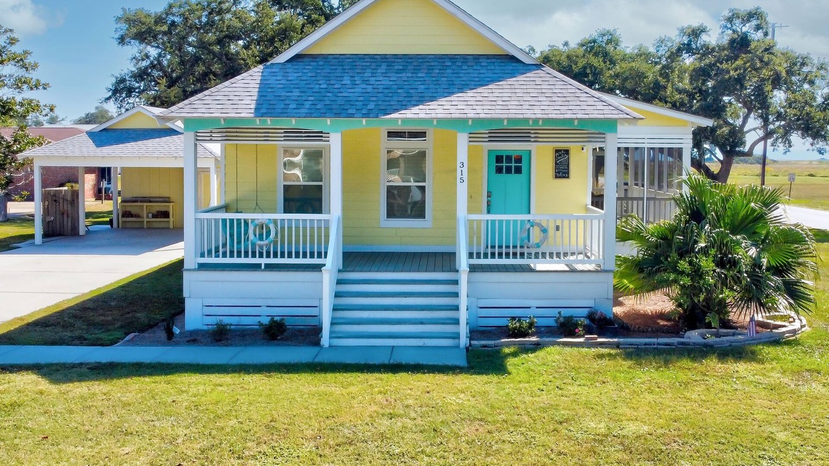 Long Beach House | YOUR BEACH RETREAT! Walk to Beach, Downtown, Restaurants and More!