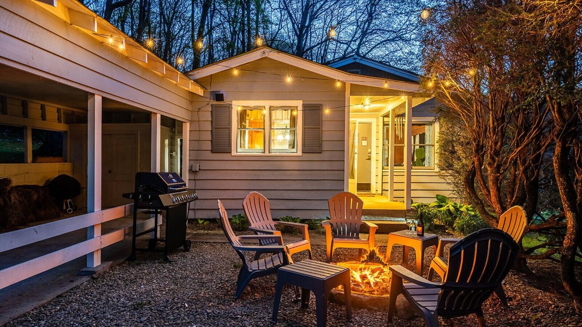 Highlands Hills Cabin | Your Blue Ridge Mountain Home~4 mins to Downtown~Firepit