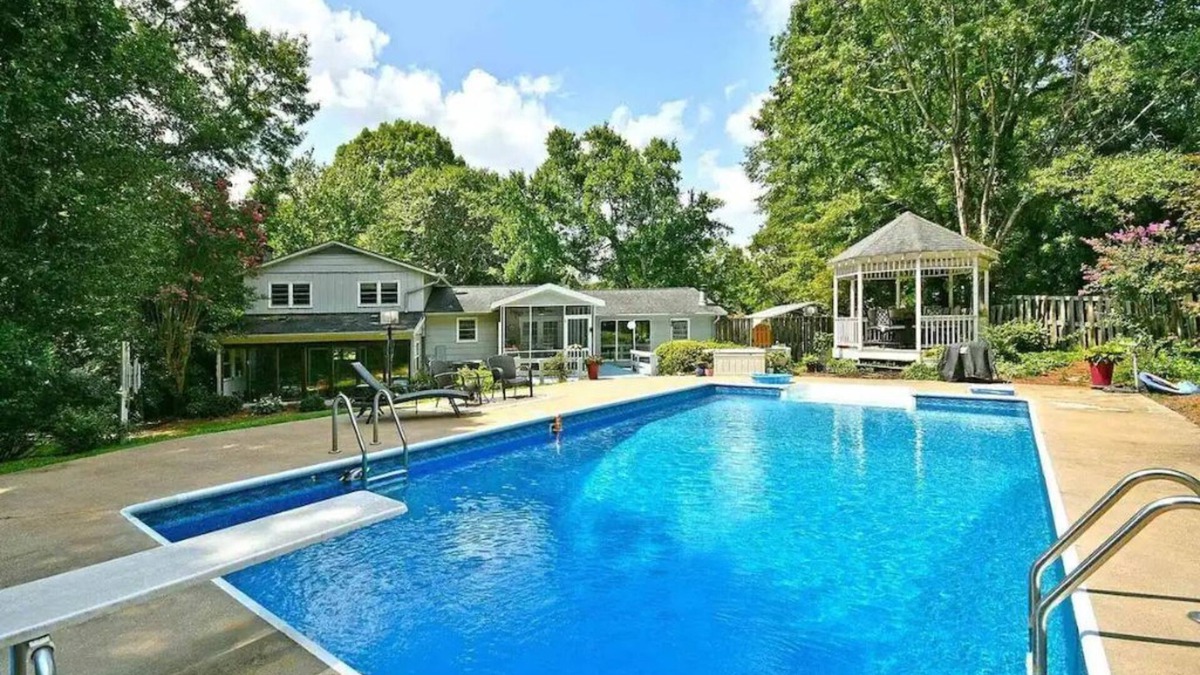 Easley House | Your Carolina Oasis Awaits- PETS FREE! Support Animal Welfare in the Carolinas
