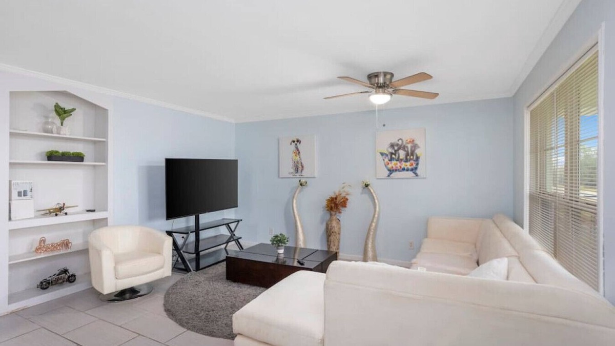 Iowa Apartment | Your Chillax Cozy Spot to Unwind n Recharge - HAR4
