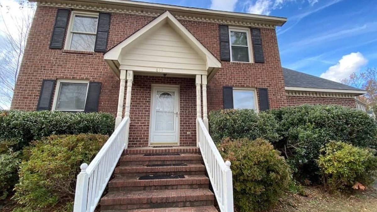 Terry Sanford House | ⁂Your Cozy Home-Minutes to Base, 15min to Downtown ⁂