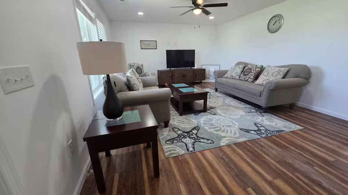 Georgetown House | Your fam will be close to everything when stay at this centrally-located place.