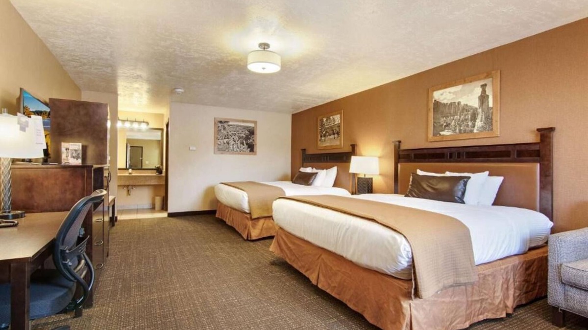 Bryce Canyon Hotel | Your Gateway to Adventure! Swimming Pool, Free Breakfast, Pets Allowed!