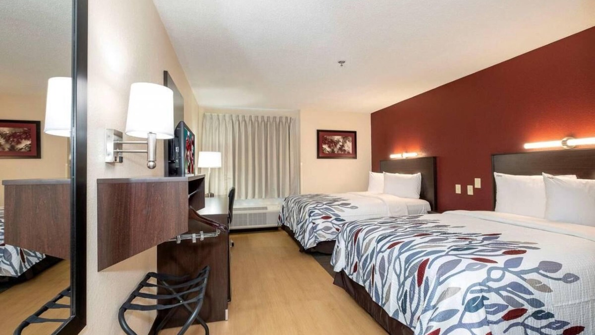 Southpoint House | Your Home Away From Home! Pets Allowed, Free Parking, Outdoor Pool