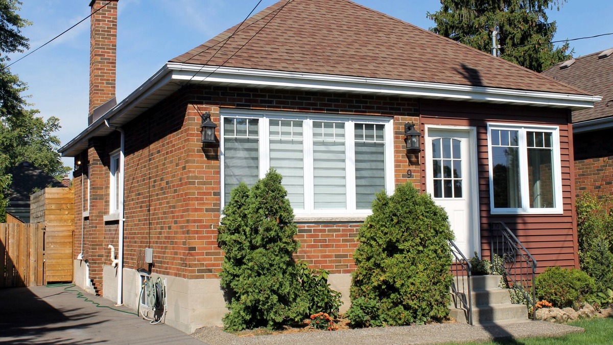 Hamilton House | Your home away from home close to McMaster University, bus and bike rentals