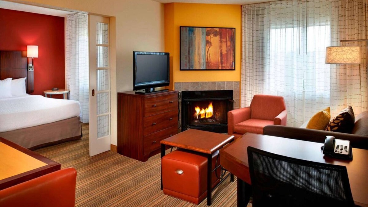 Warren Hotel | Your Home Away From Home! 2 Posh Units, w/Kitchen! Pet-Friendly, Free Breakfast