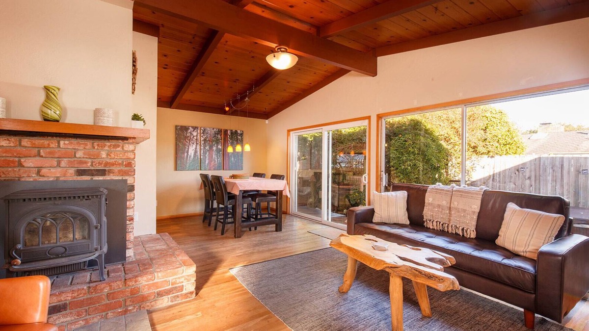 McKinleyville House | 🌲Your Home Base for Exploring the Redwoods! Pet Friendly, Complete with Hot Tub!🐾