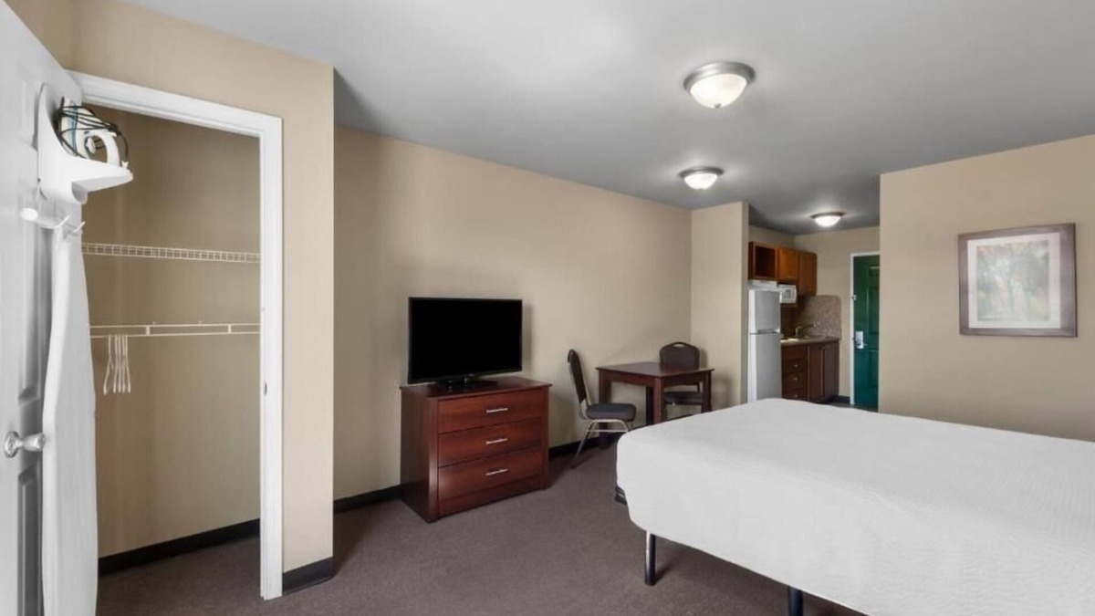 Pleasanton Hotel | Your Home Base: Room w/Full Kitchen & Peaceful Views Nearby