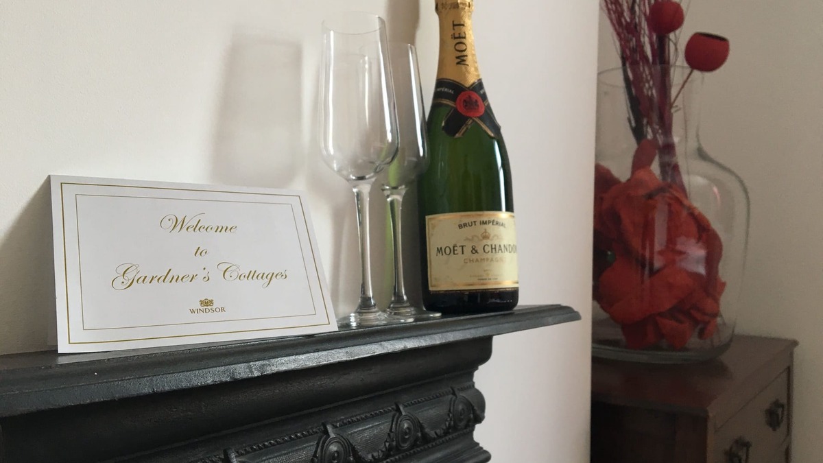 Windsor City Centre Apartment | Your home from home! with castle view and parking