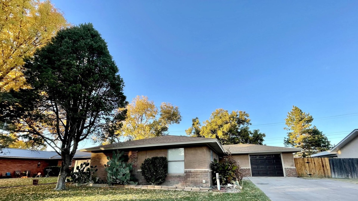 Artesia House | Your Homestead away from Home! Family Friendly - Cozy & Convenient