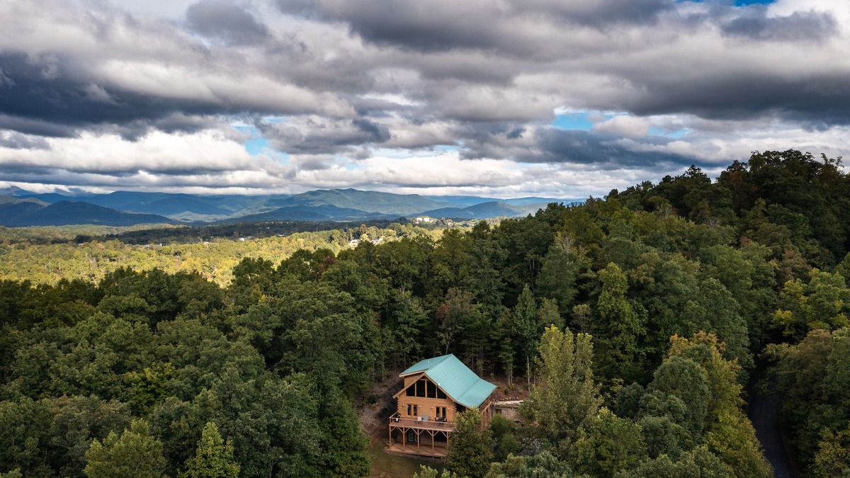 Marion Cabin | Your Mountain Getaway: 3 BR Log Home with Scenic Views on Private 2 Acres