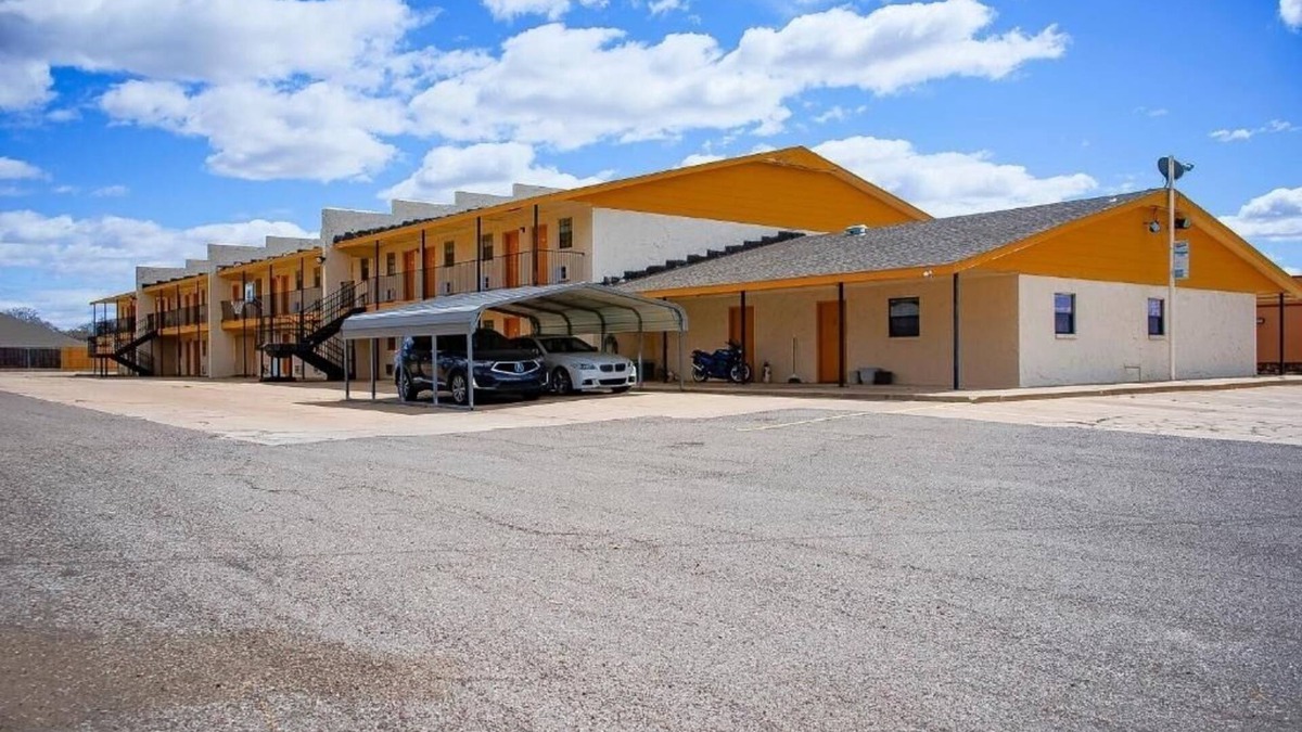 Duncan Hotel | Your Next Duncan Stay With Parking Near Outdoor Trails And Great Eats