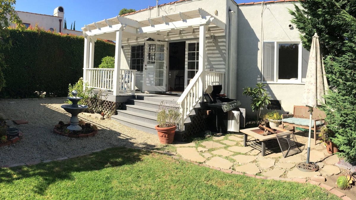 West Los Angeles House | Your own 2/1 HOUSE with large GARDENS and remodeled CHEF’S KITCHEN in West LA