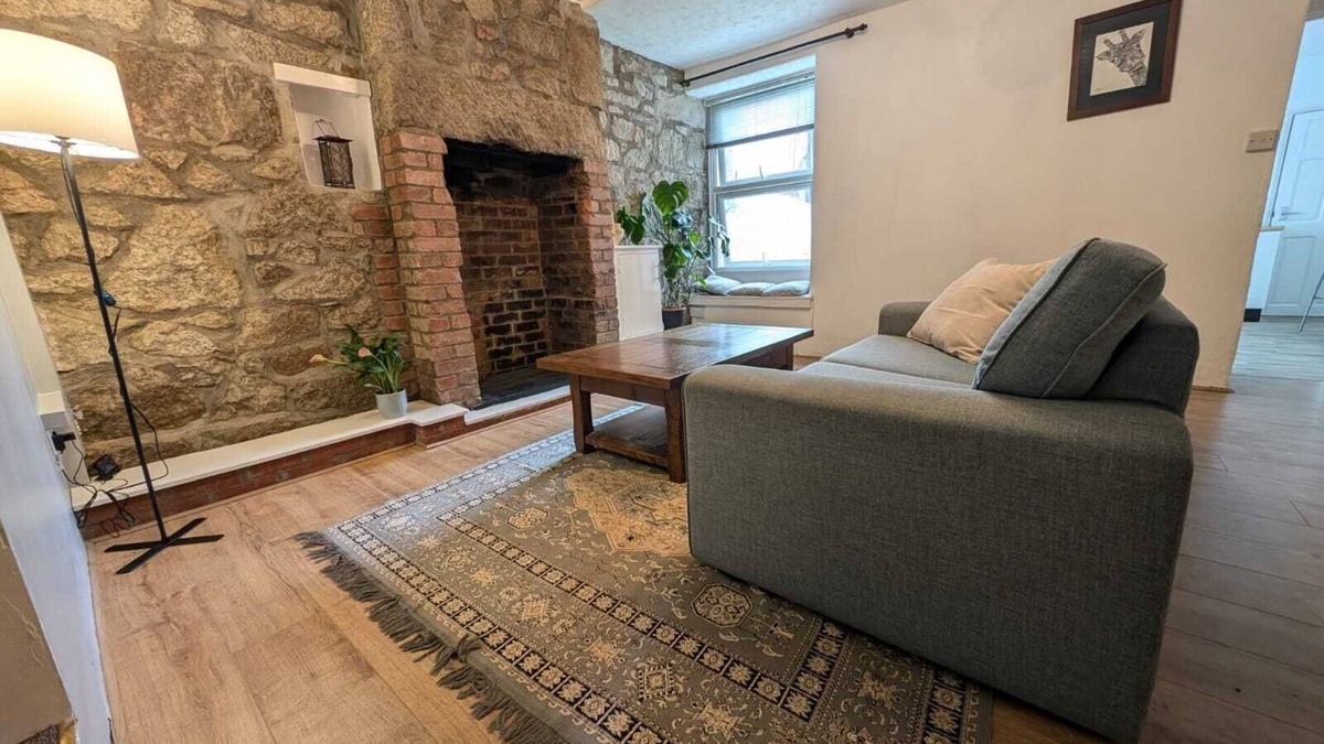 Chysauster Apartment | Your own hideaway 7 mins walk from the seaside, train station & hub of Penzance