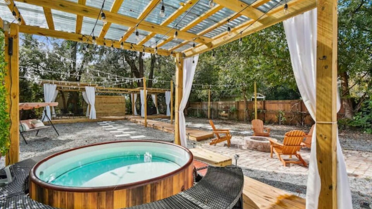 Avondale House | YOUR OWN HOTTUB, close to Jags 🏟, spectacular yard, immaculate, pets ok