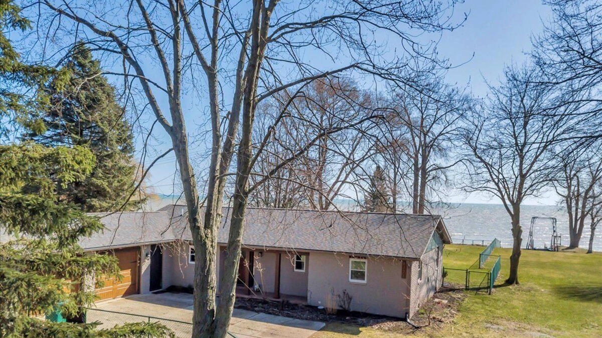 Jeddo House | YOUR OWN PRIVATE BEACH GETAWAY! Fantastic 3 Bed 2 Full Bath LAKE FRONT Home!